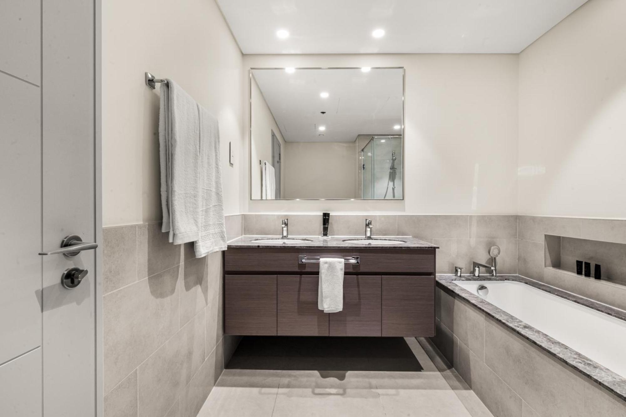 Luxury 4-bed Escape In Downtown That Sleeps 9 Appartement Dubai